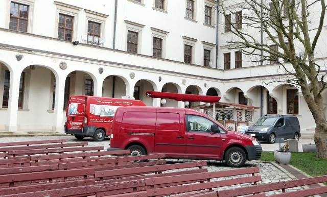 Zamek  to jeden z głównych punktów na turystycznej mapie Szczecina. Odwiedzających go turystów i mieszkańców  witają zaparkowane na dużym i małym dziedzińcu samochody.

Na pierwszym są to pojazdy dostawcze, co można skojarzyć z niedawno zakończoną renowacją północnego skrzydła zamku. Na małym są to już jednak samochody osobowe.