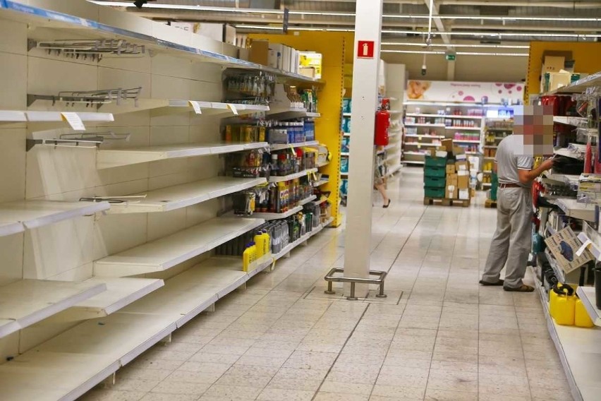 Wrocław. Puste półki w Tesco przy ul. Długiej. Jak za komuny. Co będzie dalej ze sklepem?