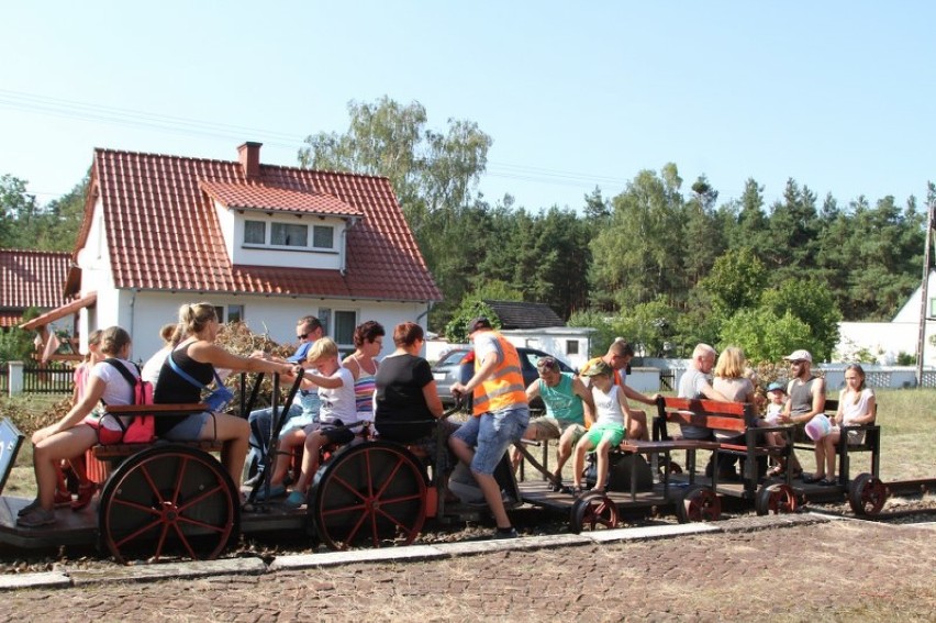 Piknik drezynowy na dworcu kolejowym w Świętnie