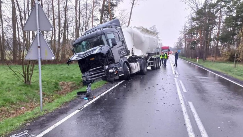 Wypadek na trasie krajowej Wieluń-Złoczew. Jedna osoba ranna