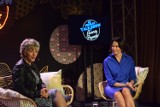 Anna Popek w radomskim amfiteatrze. Program "Na widelcu: Kulturalny talk-show Anny Popek - Żaby w śmietanie". Zobacz zdjęcia