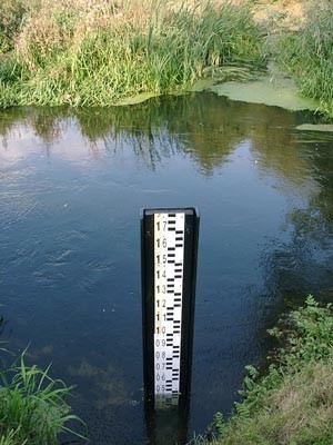 Ostatni odczyt "na łacie"  w okolicach Tczewa wynosił 530 cm (wysokość lustra wody). Tymczasem, stan alarmowy jest ogłaszany, gdy poziom sięgnie 700 cm.