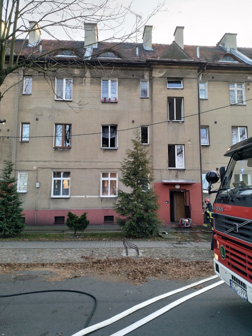 Pożar w mieszkaniu w bloku w Zduńskiej Woli  Karsznicach [zdjęcia]