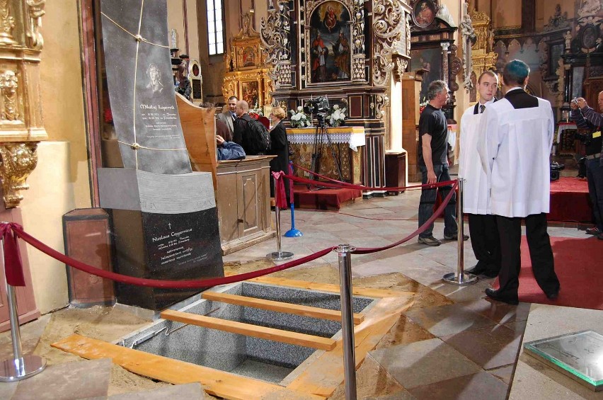 Frombork. Mikołaj Kopernik został pochowany po raz drugi w katedrze