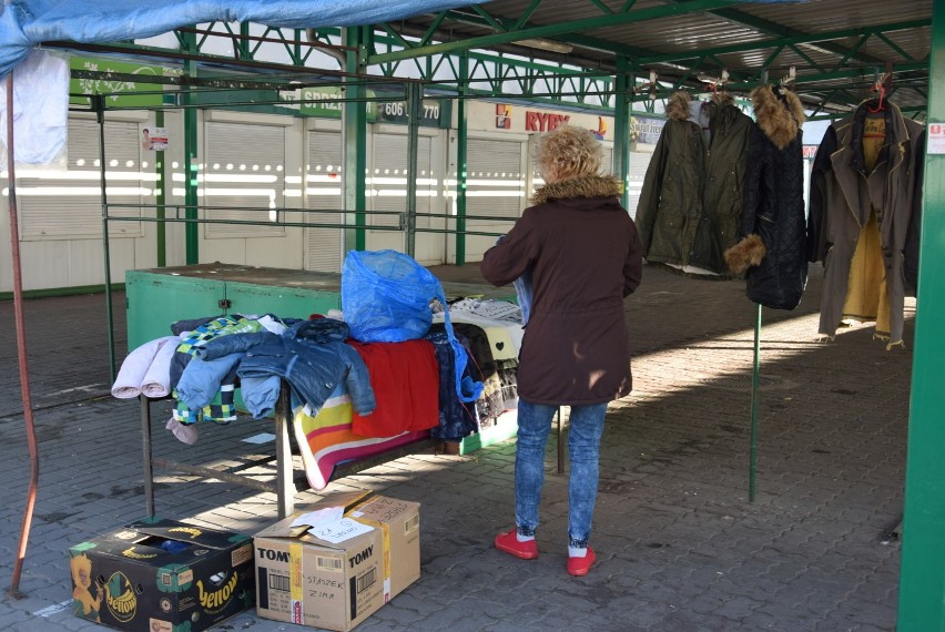 Akcja „Wietrzenie szaf” na targowisku w Pile przy ul. Ludowej była okazją do sprzedaży zbędnych rzeczy i zrobienia zakupów. Zobacz zdjęcia