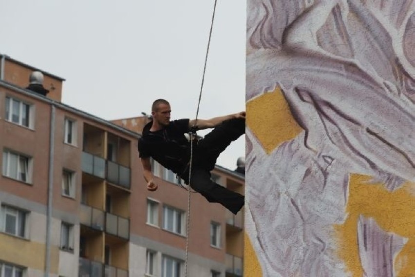 Spektakl na linach, na tle nowych murali na łódzkim Zarzewie