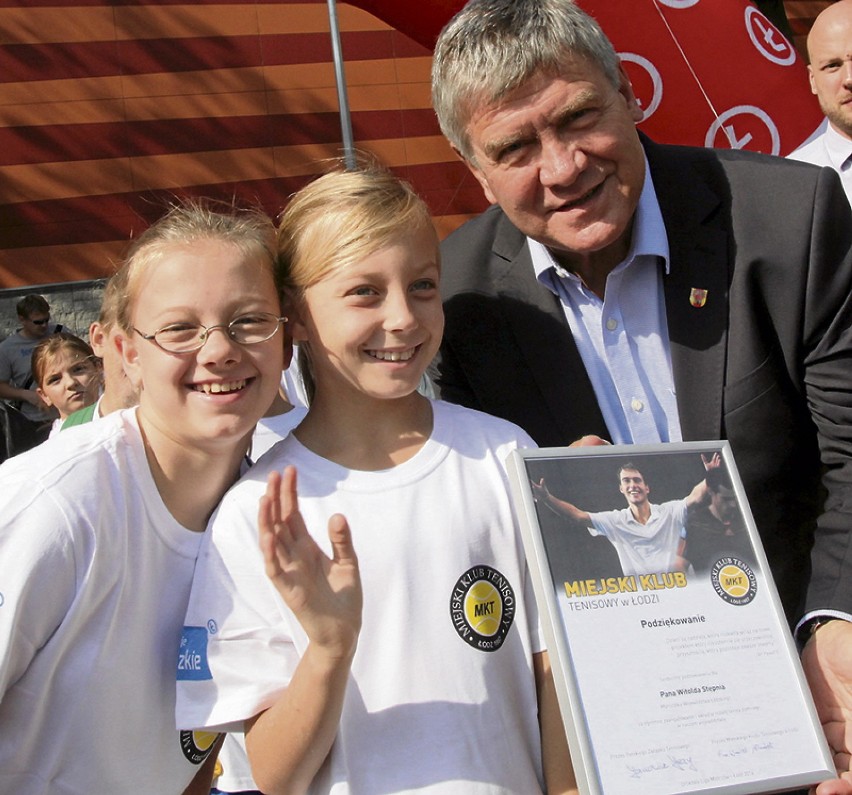 Marszałek Województwa Łódzkiego Witold Stępień odebrał dyplom za pomoc udzielaną łódzkim tenisistom