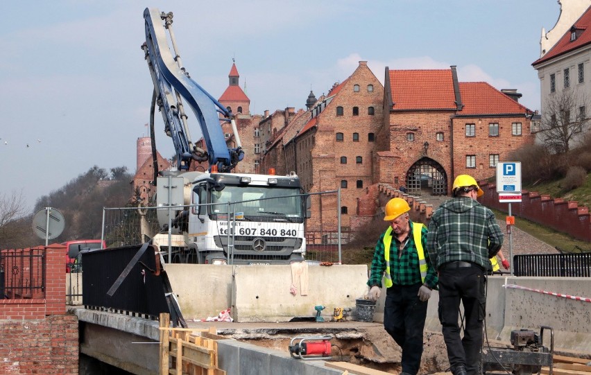 W piątek rozpoczęto betonowanie umocnień skarpy przy mostku...