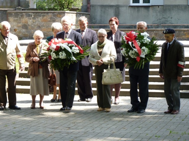 Złożenie kwiatów pod Pomnikiem Grobem Nieznanego Żołnierza w Dniu Zwycięstwa