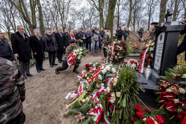 Oficjalne obchody rocznicy wybuchu Powstania Wielkopolskiego rozpoczęły się na Cmentarzu Zasłużonych Wielkopolan. To tam Marek Woźniak, marszałek województwa wielkopolskiego złożył wiązanki na mogiłach generała Stanisława Taczaka oraz pułkownika Wincentego Wierzejewskiego.