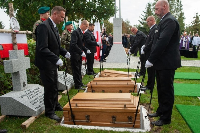Na cmentarzu przy ul. Kcyńskiej w Bydgoszczy odbył się pogrzeb pięciu żołnierzy niezłomnych