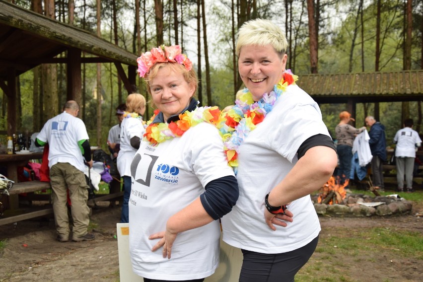 Seniorzy poszli w marszu nordic walking [FOTO]