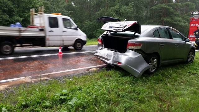 Policjanci ustalają, jak doszło do zderzenia i kto był jego sprawcą.