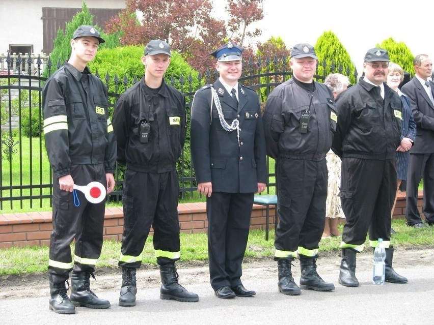 Służba porządkowa OSP Kalino w składzie od lewej: Damian...