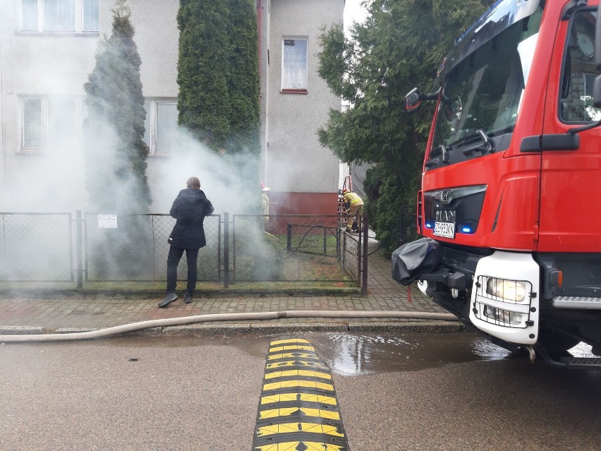 Pożar piwnicy domu w Szczecinku. Strażacy w akcji [zdjęcia]