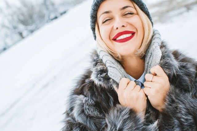 Makijaż zimowy powinien być trwały, odporny na działanie czynników zewnętrznych i ukryć mankamenty skóry.