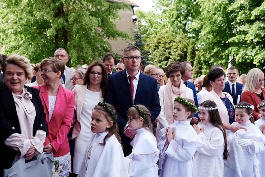 W niedzielę Pierwsza Komunia Święta w parafii Najświętszego Zbawiciela w Pleszewie. Jak wyglądała przed rokiem?