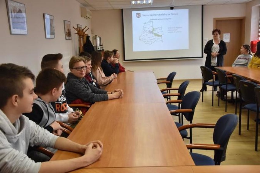 Wizyta uczniów ze Szkoły Podstawowej nr 3 w Urzędzie Miejskim w Rogoźnie