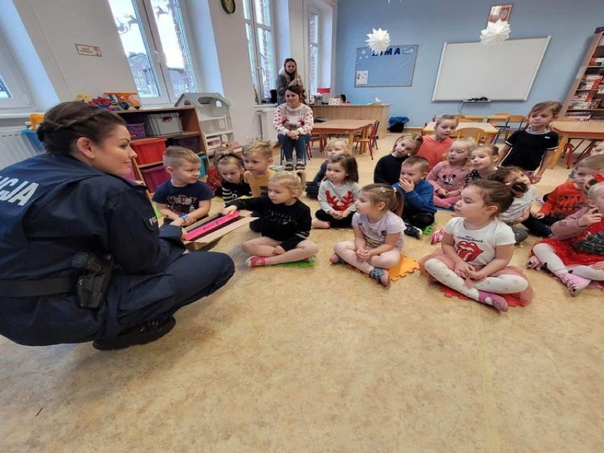 Dzielnicowa z Krokowej rozmawiała z dziećmi o bezpieczeństwie podczas ferii zimowych