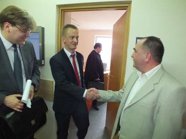 Wojciech Jendrusiak i dyrektor Mirosław Leszczyński po wyjściu z sali rozpraw podali sobie ręce. Od poniedziałku związkowiec wraca do pracy w szpitalu.