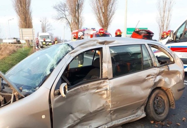 Wypadek na DK78 w Sączowie. 19letni kierowca w krytycznym