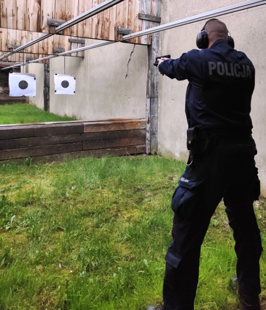 Gostyń. Policjanci z Gostynia podnosili umiejętności w strzelaniu. Zajęcia prowadzone są przez policyjnych instruktorów [ZDJĘCIA]