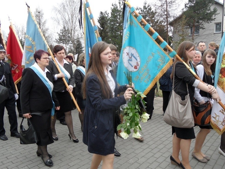 Rusinowice: Pogrzeb ks. Damiana Kominka [ZDJĘCIA]. Duszpasterza żegnały tłumy wiernych