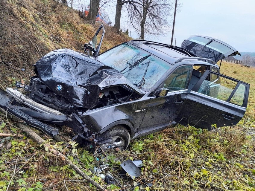 Wypadek w Birczy. Kierująca BMW zjechała z drogi i uderzyła w drzewo. Pogotowie ratunkowe zabrało kobietę do szpitala [ZDJĘCIA]