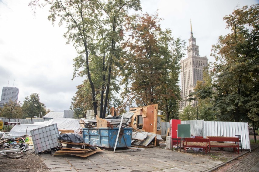 Działkę przy placu Defilad od lat szpeciły wolnostojące...