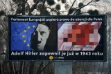 Opole-Dąbrowa. Szokujący baner przy drodze, a na nim płód po aborcji, Adolf Hitler i flaga UE