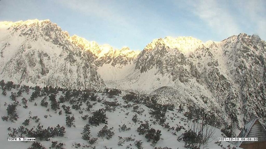 Tatry. W górach lawinowa dwójka. Warunki do wędrowania są trudne. Jest ślisko 