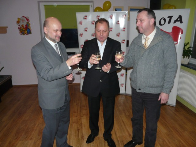 Janusz Antczak (w środku) mógł wczoraj wznosić toasty.