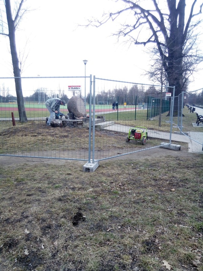 Zdemontowano obelisk poświęcony oficerom Korpusu Bezpieczeństwa Wewnętrznego w Legnicy [ZDJĘCIA]