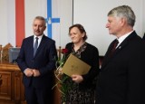 Nauczyciele i dyrektorzy szkół z gminy Tuchola odebrali nagrody burmistrza [zdjęcia]