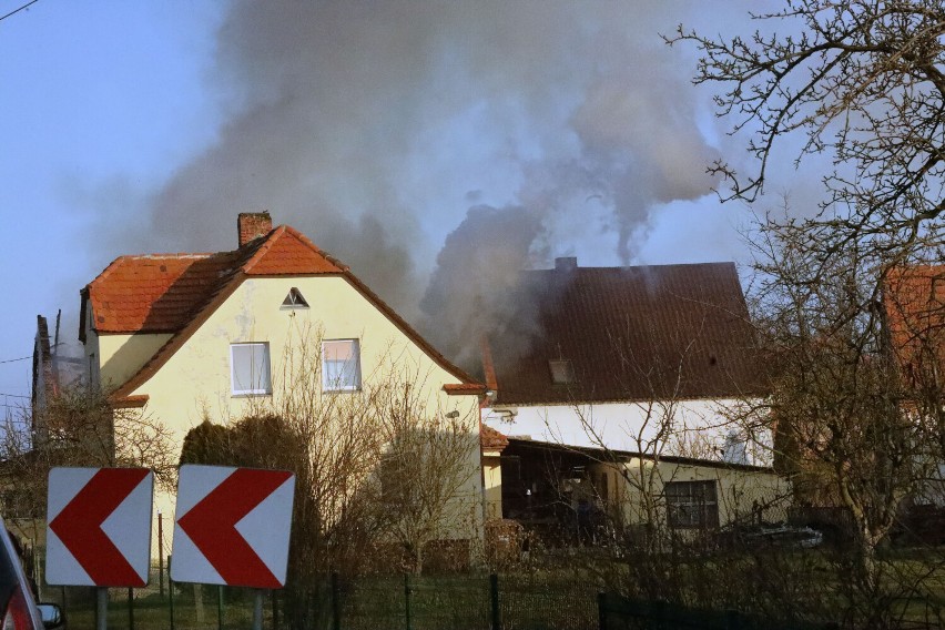 Pożar domu w Golance Dolnej, z ogniem walczy siedem zastępów straży pożarnej