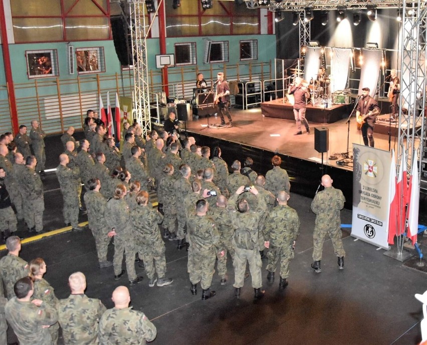 Zespół IRA zagrał dla żołnierzy we Włodawie na koncercie świąteczno - noworocznym. Zobacz zdjęcia