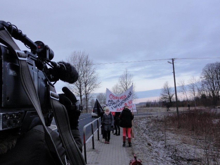 Karwice. Blokują krajową szóstkę, walczą o szkołę w Dąbkach AKTUALIZACJA