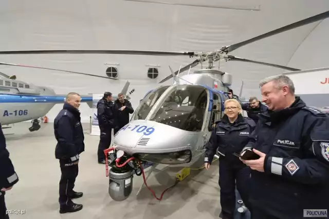 Helikoptery mają dodatkowy zbiornik paliwa, co umożliwi lotnikom pokonanie około 700 km i utrzymanie maszyny w powietrzu nawet powyżej 3,5 godz.