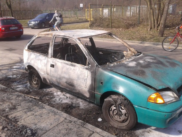 O płonącym przy ulicy Kościerskiej w Gdańsku Oliwie samochodzie, funkcjonariusze Komendy Miejskiej Policji otrzymali zgłoszenie w niedzielę po godzinie 22.00. Mimo czynności prowadzonych na miejscu przez Straż Pożarną, auto spłonęło doszczętnie