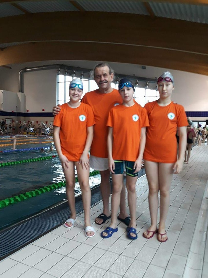 Młodzi pływacy reprezentowali powiat nowodworski na zawodach...