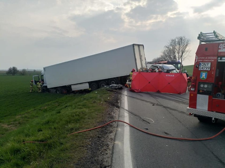 Zablokowana droga z Nysy do Paczkowa. Poważny wypadek na DK...