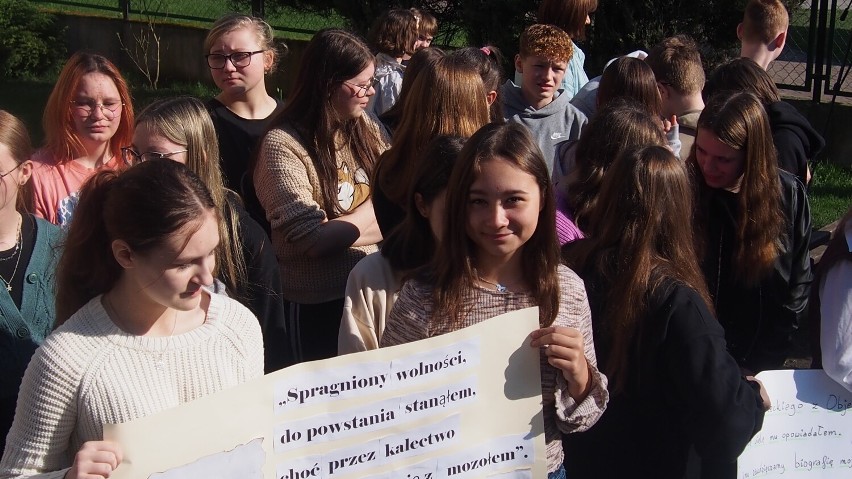 Inauguracja questu o Franciszku Mickiewiczu w Rożnowie. Uczniowie wyruszyli na trasę [ZDJĘCIA I VIDEO]