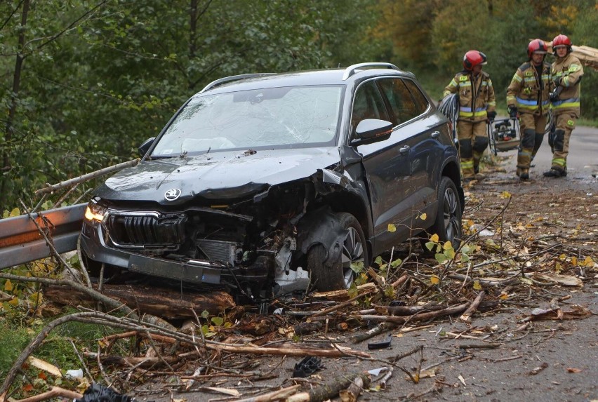 Drzewo spadło na samochód w Aksmanicach. Ranne zostały dwie osoby
