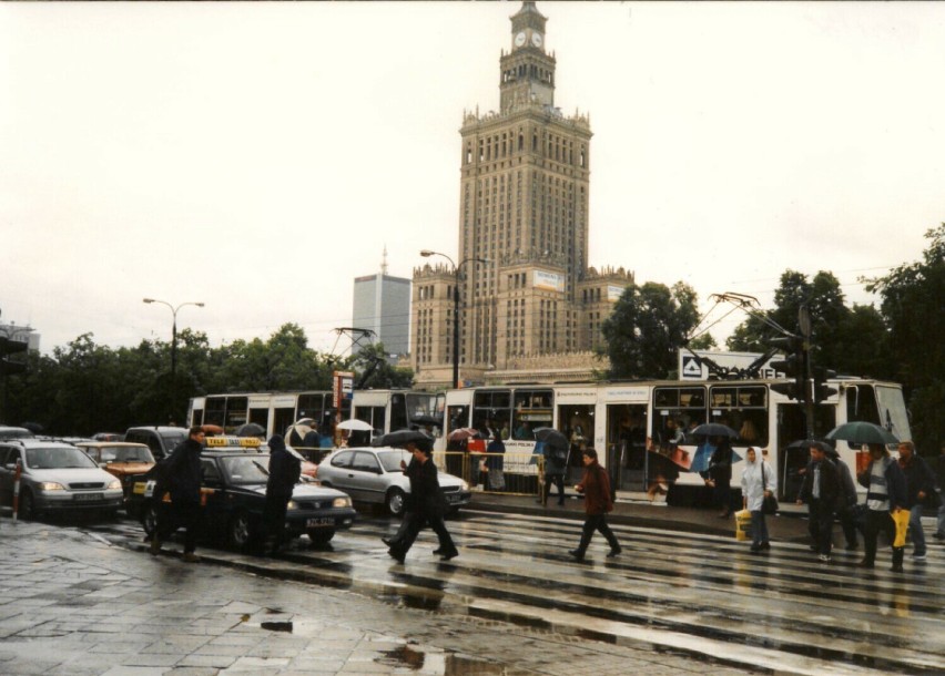 Marszałkowska, na wysokości Świętokrzyskiej. 30.05.2001 r.