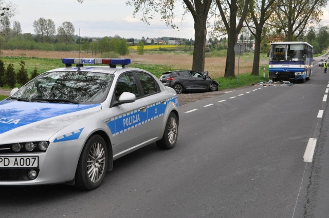 Wypadek w Stołpiu: osobówka zderzyła się z autobusem. Ranne są dzieci