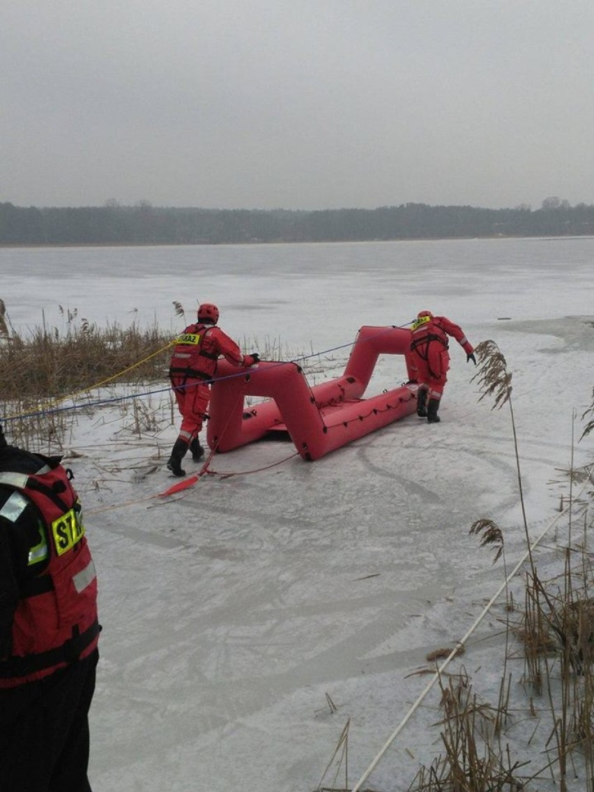 Strażacy ćwiczyli na zamarzniętym jeziorze 