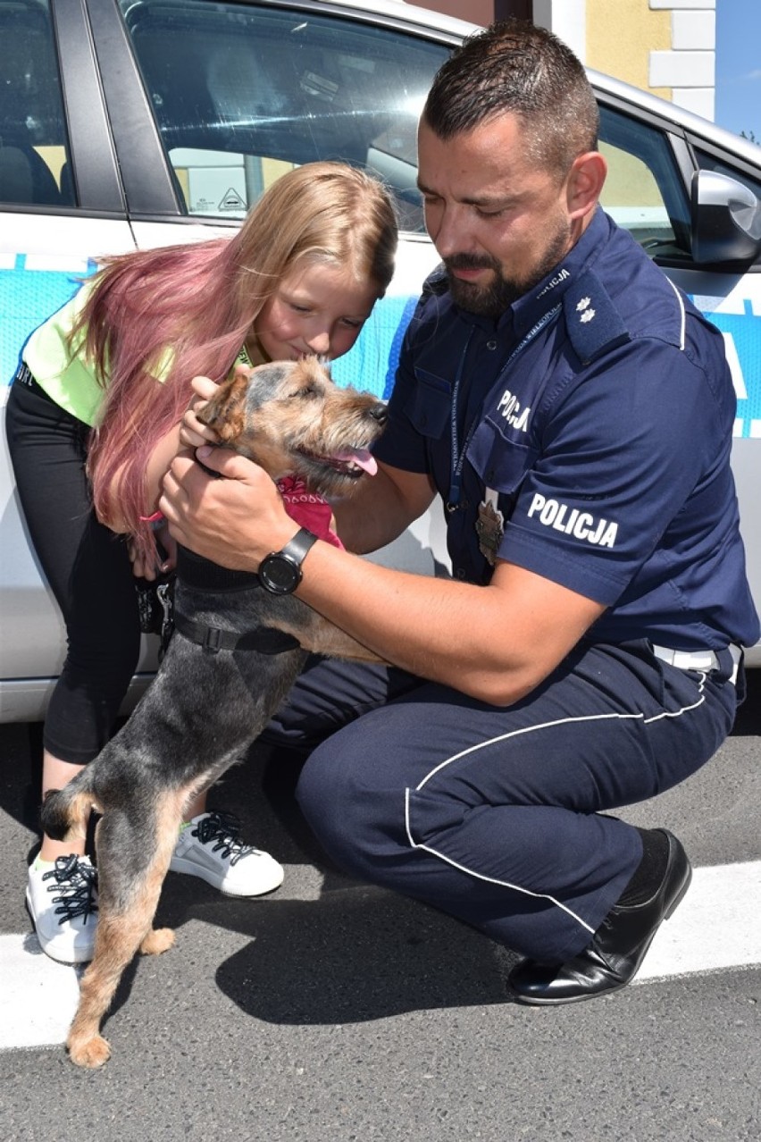 Policjant z drogówki najpierw uratował, a potem adoptował psa