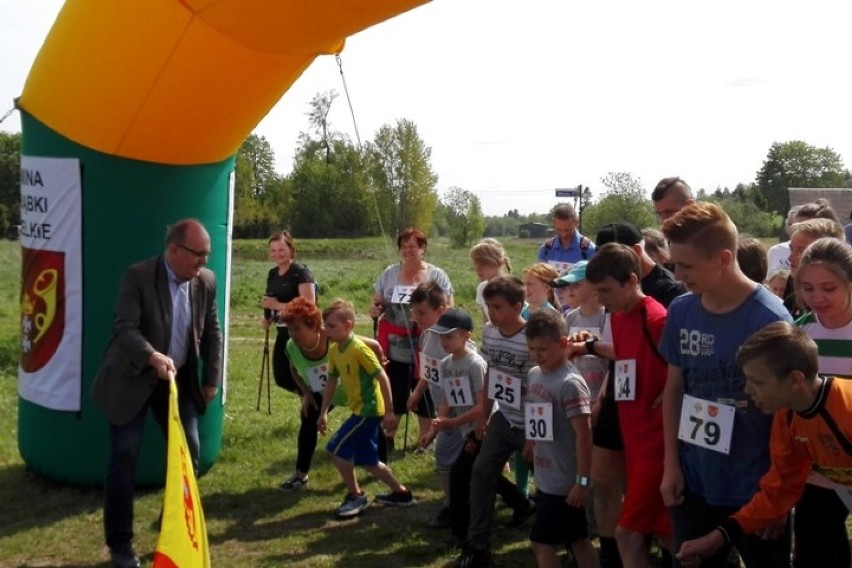 Zawodnicy z 12 sołectw na starcie Biegu przełajowego w Błotni. Do przebiegnięcia mieli trasę o łącznej długości 3,2 km