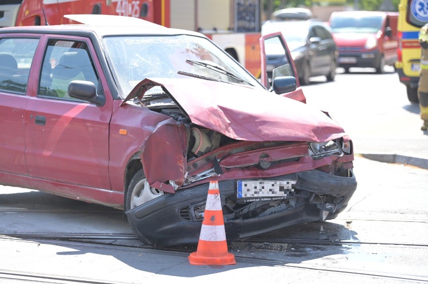 18-latek spowodował kolizję kradzionym autem, będąc pod...