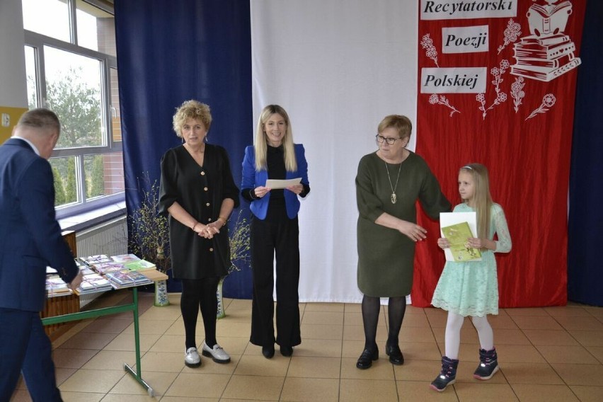 Gminny Konkurs Recytatorski Poezji Polskiej w Dziemianach. Występom dzieci towarzyszyły wielkie emocje